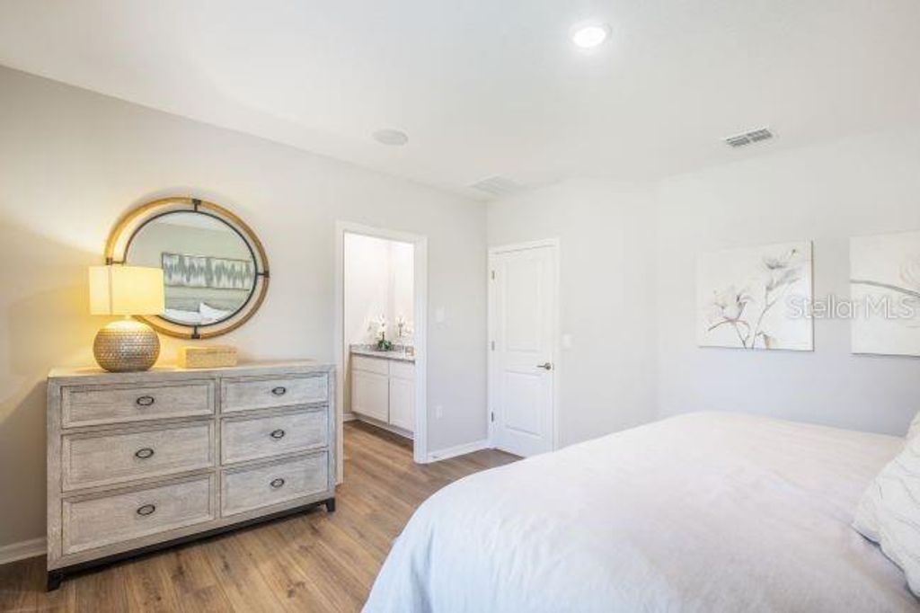 Image 10 of property listing at 593 BROADOAK DRIVE, Dundee, FL 33838