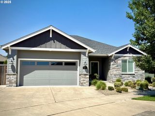 970 LUPINE St, Springfield, OR 97477
