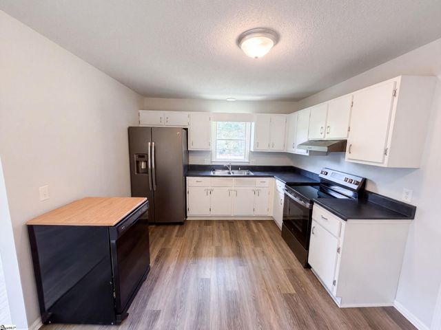 404 W Yellow Wood Drive, Simpsonville, SC 29680