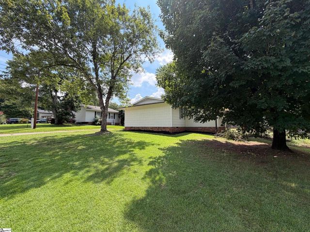 404 W Yellow Wood Drive, Simpsonville, SC 29680