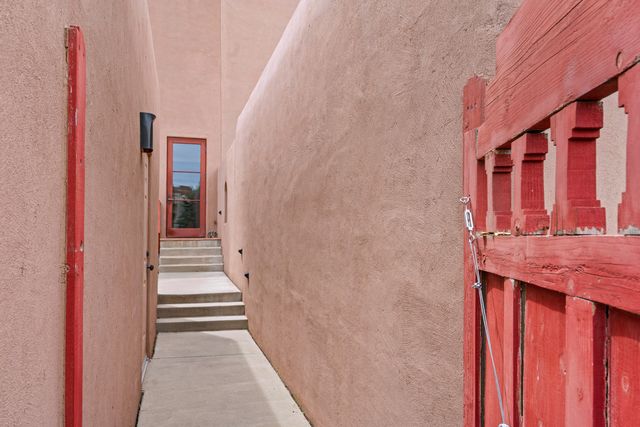 60 Avenida Aldea, Santa Fe, NM 87507