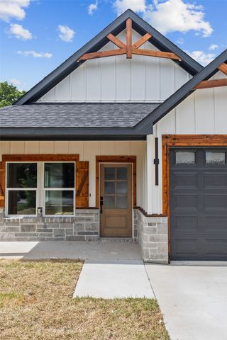 1004 W Broadus Avenue, Fort Worth, TX 76115