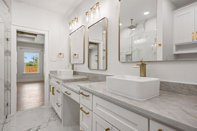 1004 W Broadus Avenue, Fort Worth, TX 76115