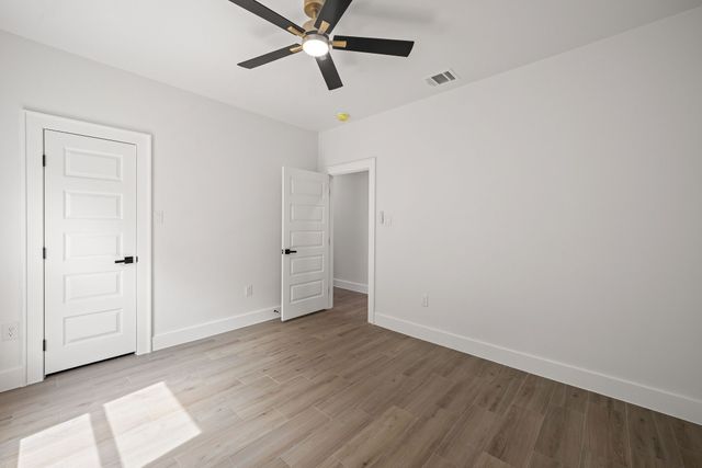 1004 W Broadus Avenue, Fort Worth, TX 76115