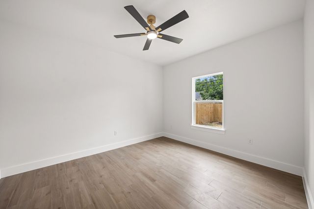 1004 W Broadus Avenue, Fort Worth, TX 76115