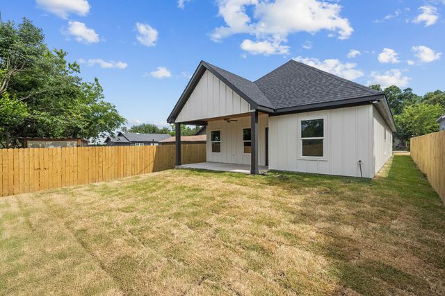 1004 W Broadus Avenue, Fort Worth, TX 76115