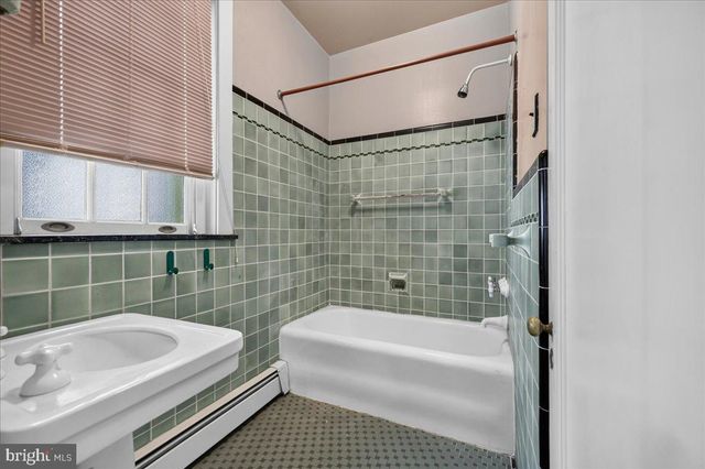 17 WOODLAND DR, Lansdale, PA 19446