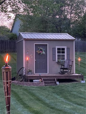 189 Canyon View Drive, Lansing, KS 66043