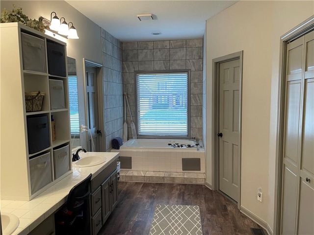 189 Canyon View Drive, Lansing, KS 66043