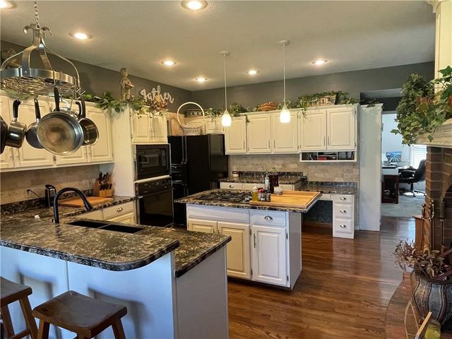 189 Canyon View Drive, Lansing, KS 66043