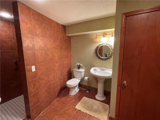 189 Canyon View Drive, Lansing, KS 66043