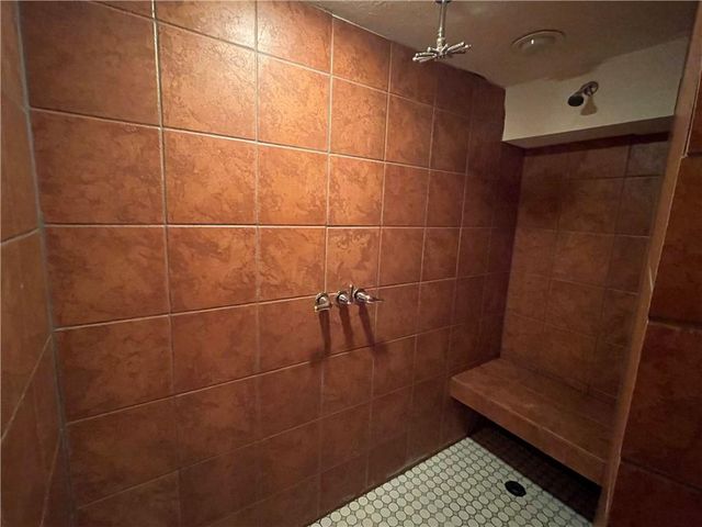 189 Canyon View Drive, Lansing, KS 66043