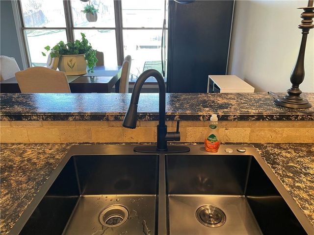 189 Canyon View Drive, Lansing, KS 66043