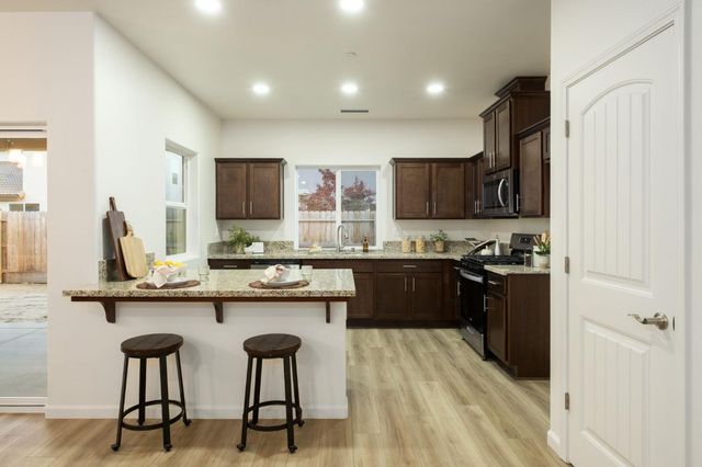 1476 Crimson Way, Dinuba, CA 93618