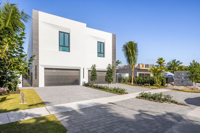 723 Lake Avenue N, Delray Beach, FL 33483