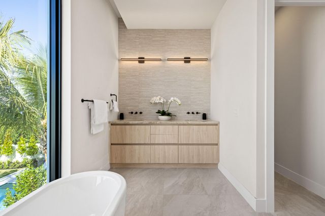 723 Lake Avenue N, Delray Beach, FL 33483