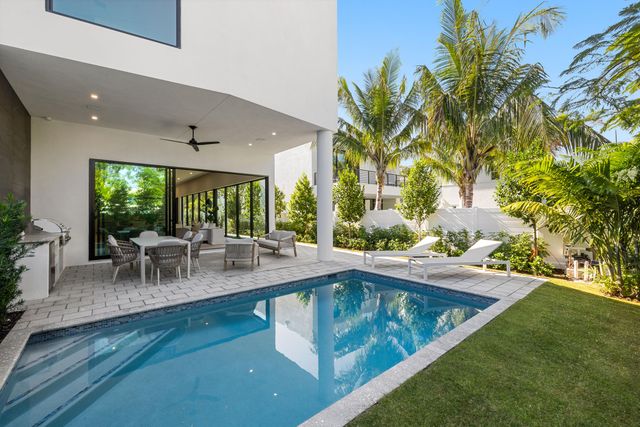 723 Lake Avenue N, Delray Beach, FL 33483