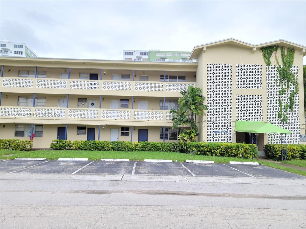 11960 NE 19th Dr 16, North Miami, FL 33181