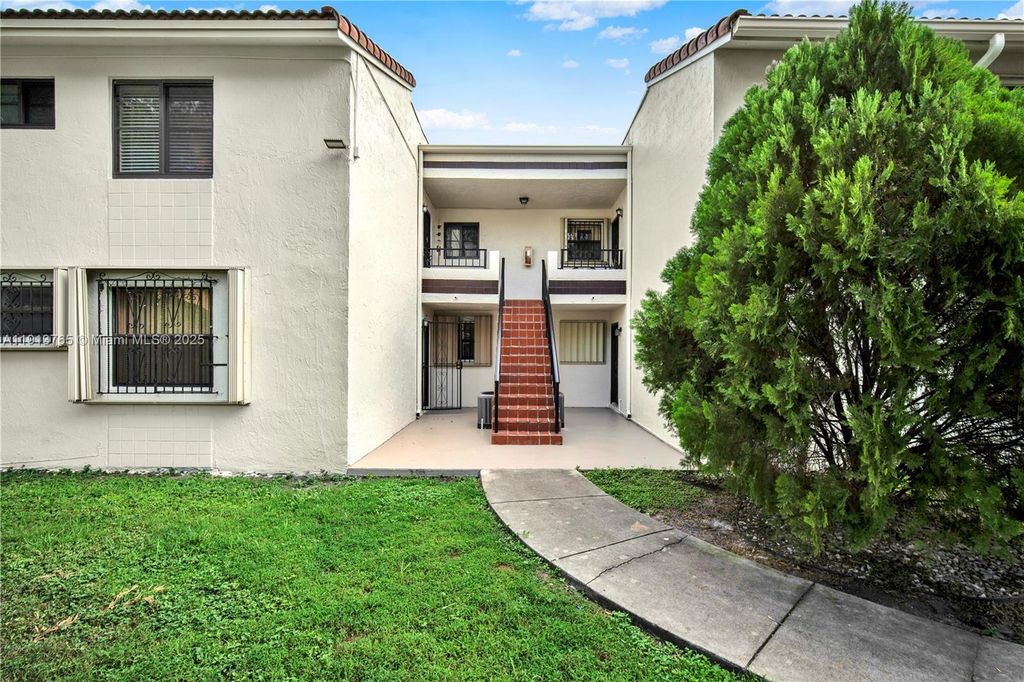 10857 NW 7th St 24-17, Miami, FL 33172