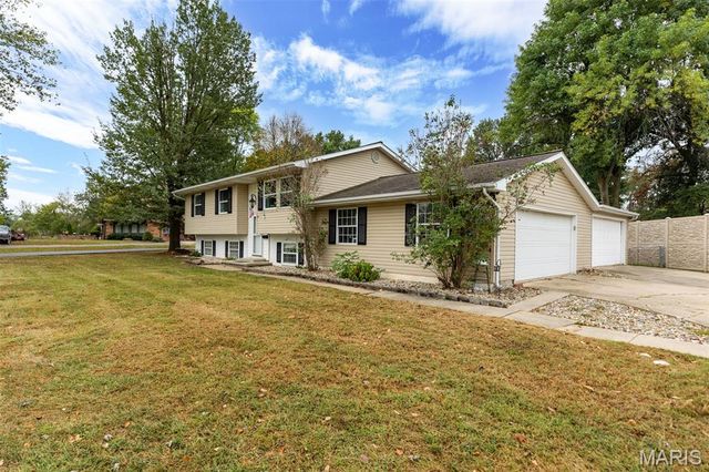 904 W Miller Drive, Staunton, IL 62088