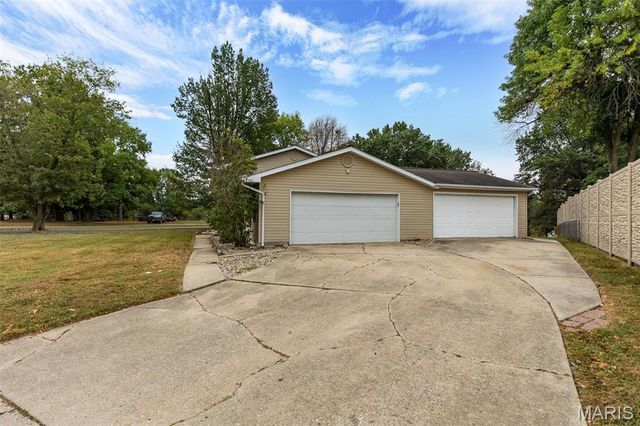 904 W Miller Drive, Staunton, IL 62088