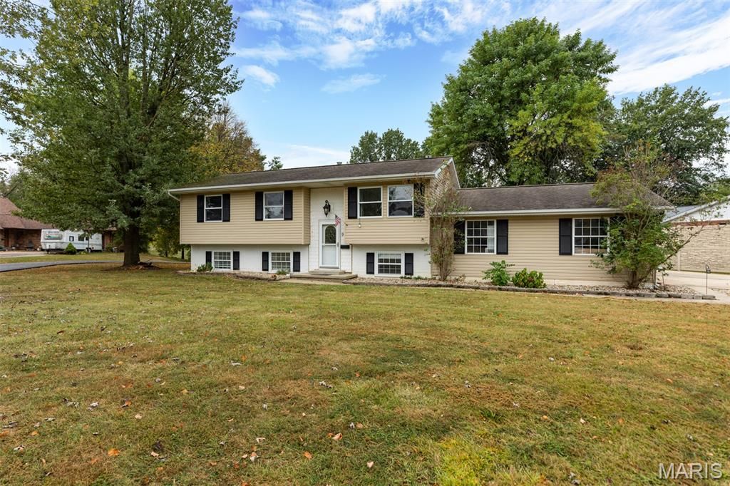 904 W Miller Drive, Staunton, IL 62088