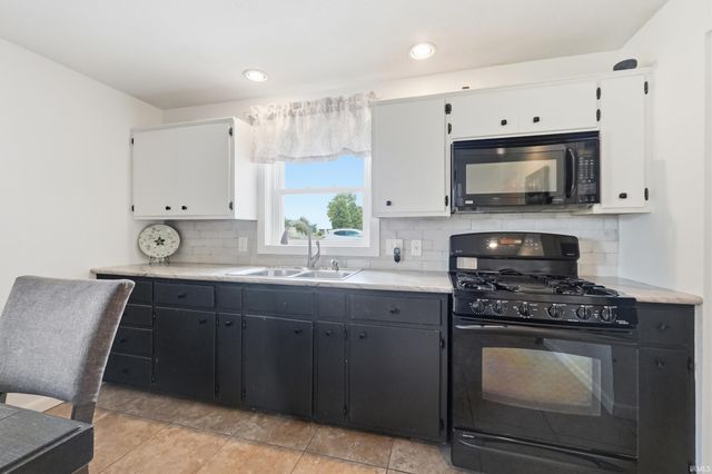 11405 Edgewater Avenue, Hoagland, IN 46745