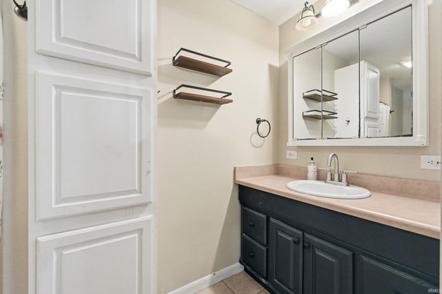 11405 Edgewater Avenue, Hoagland, IN 46745