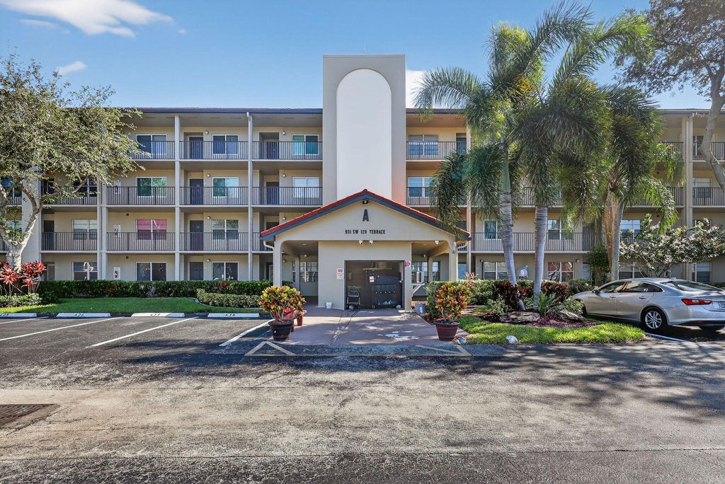 901 SW 128th Terrace 211a, Pembroke Pines, FL 33027
