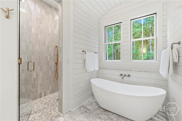 1040 Parrotts Cove, Greensboro, GA 30642