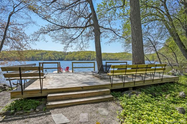 1085 Barrett Circle W, Carmel, NY 10512