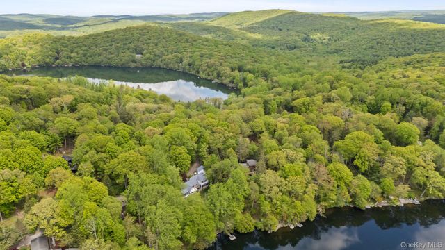 1085 Barrett Circle W, Carmel, NY 10512