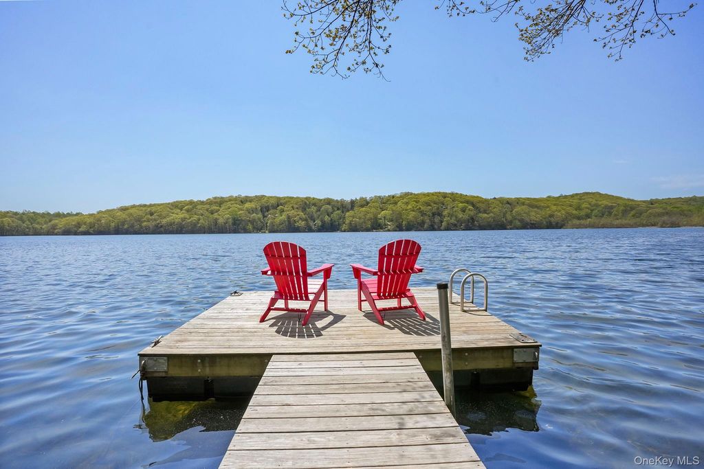 1085 Barrett Circle W, Carmel, NY 10512