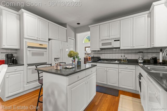30612 SEQUOIA Circle, Farmington Hills, MI 48331