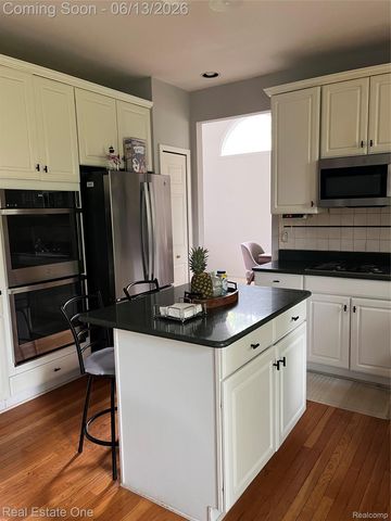 30612 SEQUOIA Circle, Farmington Hills, MI 48331