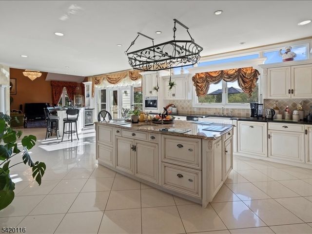406 Caruso Ct, Branchburg Twp., NJ 08853