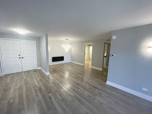 121 S Spruce Avenue 103, Wood Dale, IL 60191