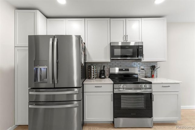 7978 Hoffman Drive, Waterford, MI 48327