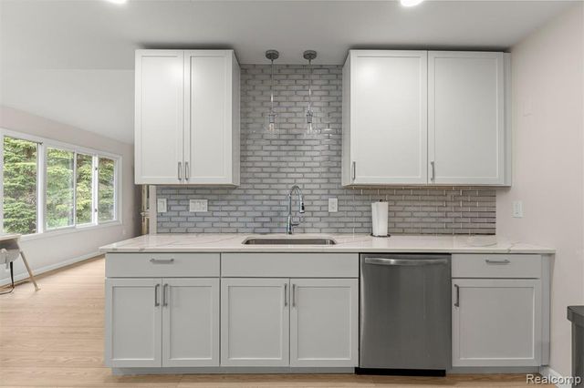 7978 Hoffman Drive, Waterford, MI 48327