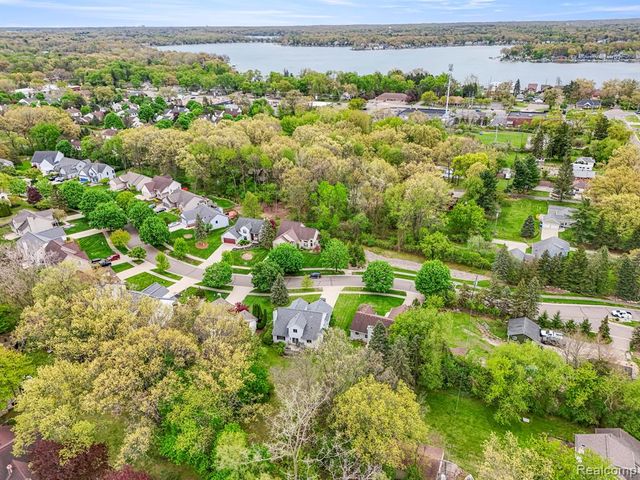 7978 Hoffman Drive, Waterford, MI 48327