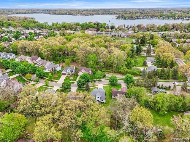 7978 Hoffman Drive, Waterford, MI 48327