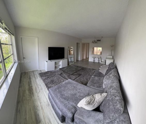 2825 NE 201st Ter M215, Aventura, FL 33180