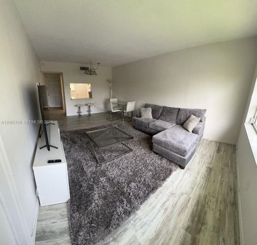 2825 NE 201st Ter M215, Aventura, FL 33180