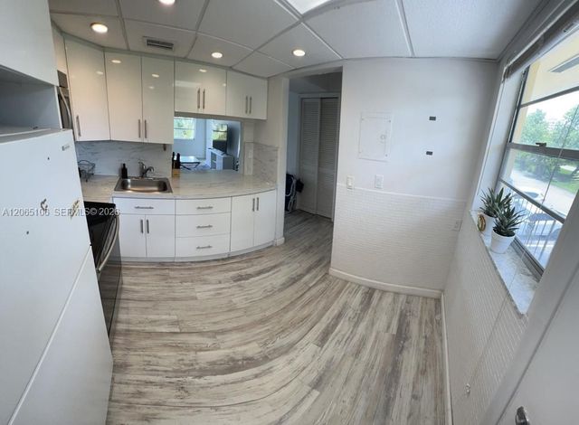 2825 NE 201st Ter M215, Aventura, FL 33180
