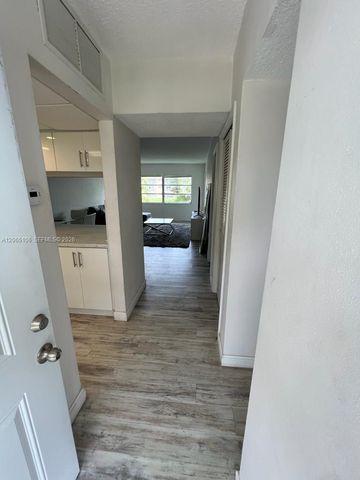 2825 NE 201st Ter M215, Aventura, FL 33180