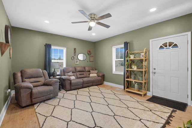 401 W Grissom Avenue, Mitchell, IN 47446