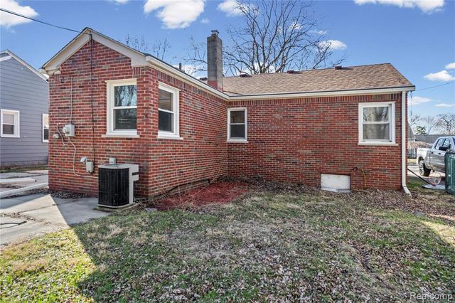 22459 Daniels Street, Saint Clair Shores, MI 48081