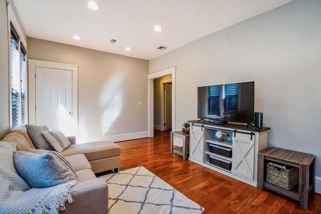 7 Treadway Rd 1, Boston, MA 02125