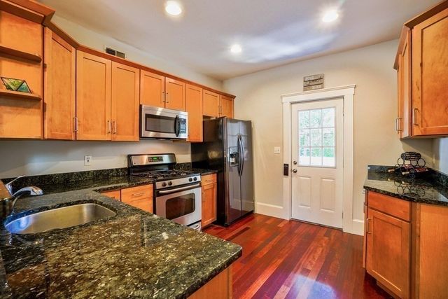 7 Treadway Rd 1, Boston, MA 02125