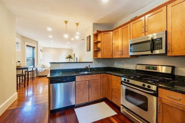 7 Treadway Rd 1, Boston, MA 02125